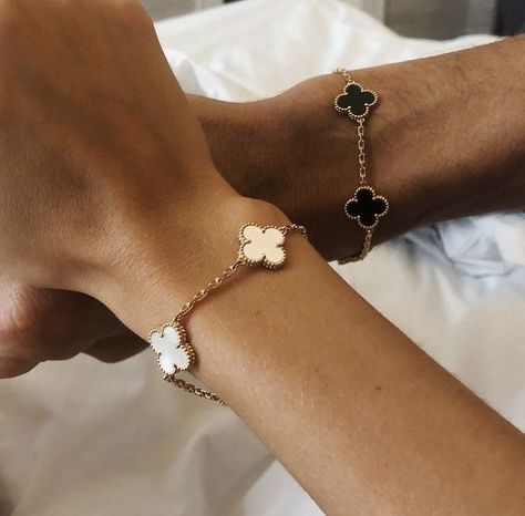 Clover Bracelet Set (gold finish, 2 pieces – black/white)