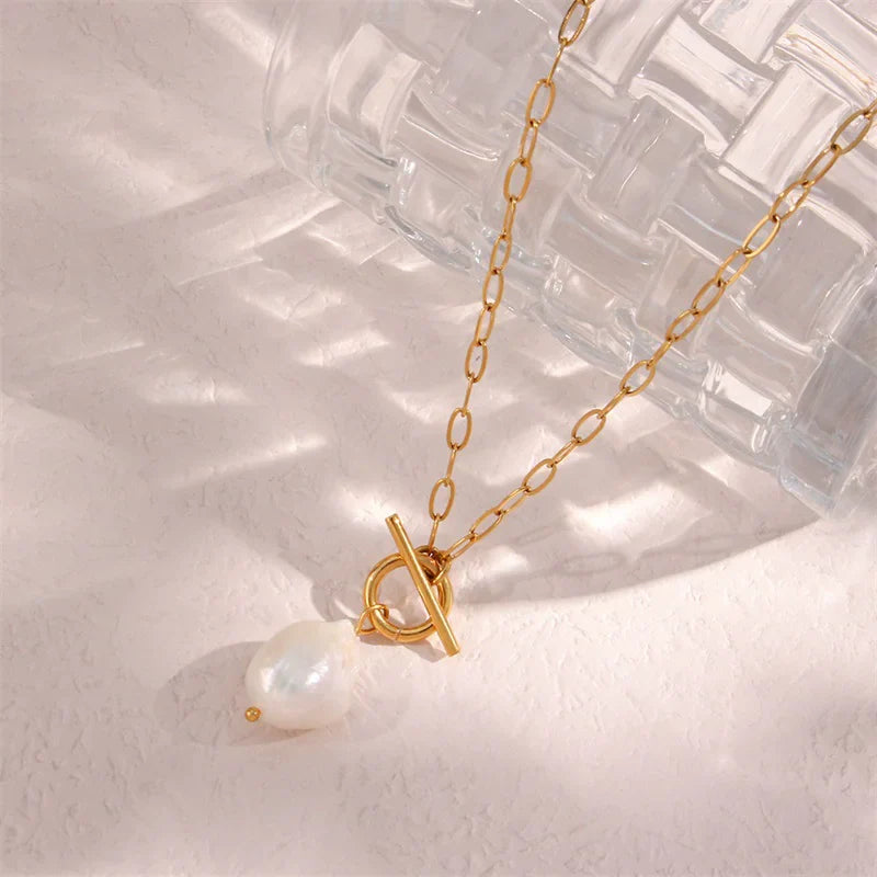 Elegant Shell Pearl Necklace (gold finish)